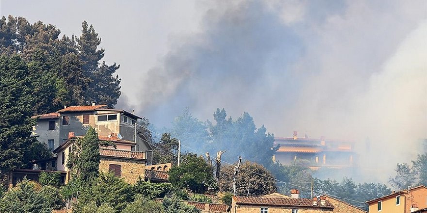 İtalya'nın güney bölgelerinde etkili olan orman yangınları nedeniyle 4 kişi öldü