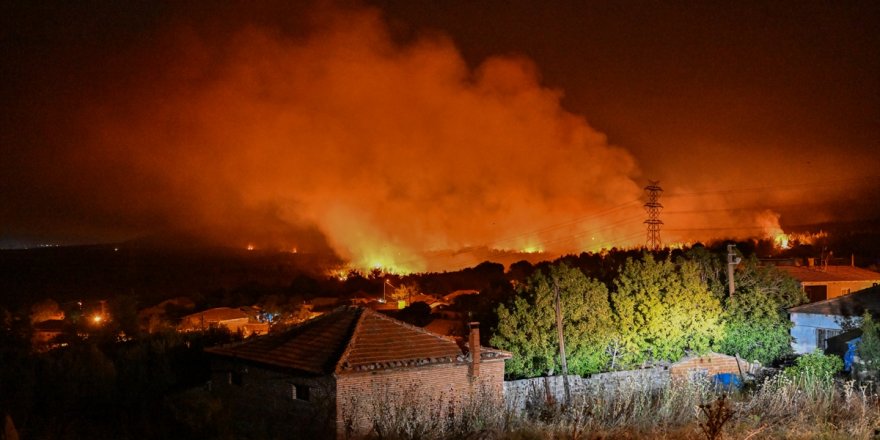 İzmir Kınık'taki orman yangını nedeniyle 3 mahalle tahliye edildi