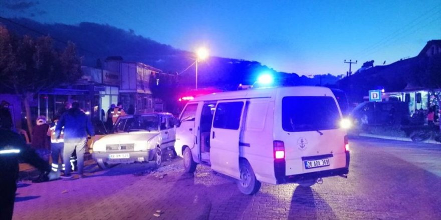 Muğla'da kamyonet ile otomobil çarpıştı: 5 yaralı