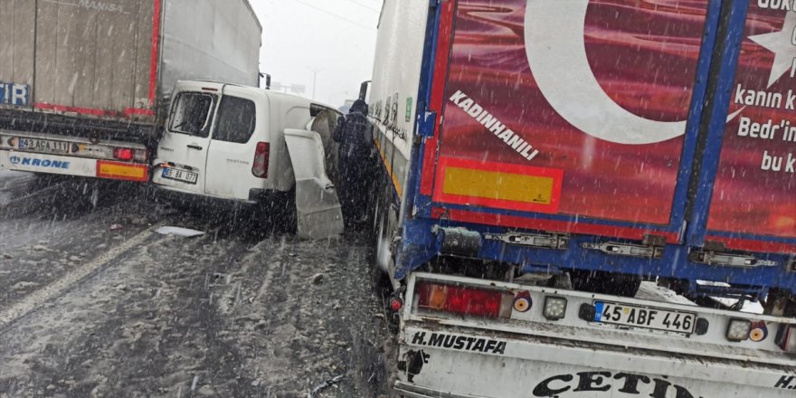 Uşak'ta zincirleme trafik kazalarında 5 kişi yaralandı