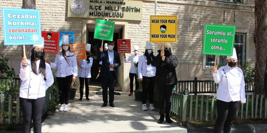 Muğla'da aşçılık öğrencileri sokaklarda Türkçe ve İngilizce dövizlerle maske uyarısında bulundu