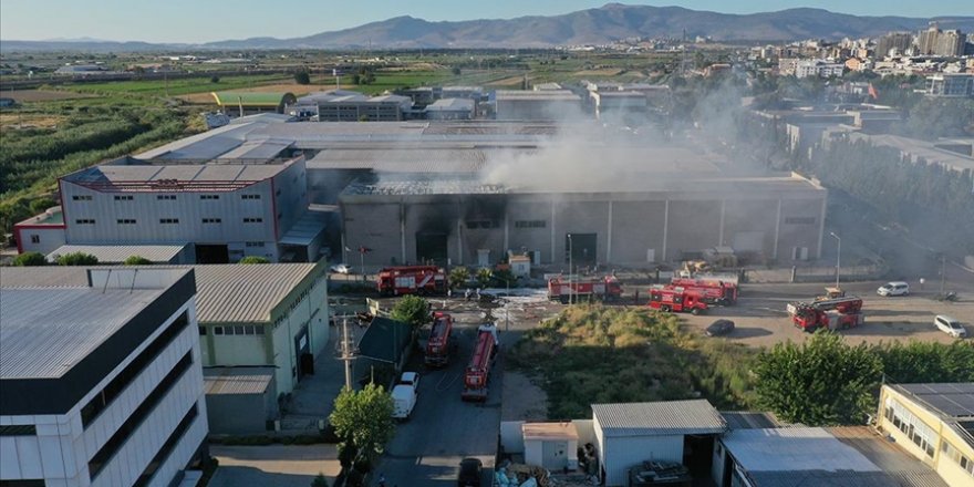 İzmir'de geri dönüşüm fabrikasında çıkan yangın hasara neden oldu