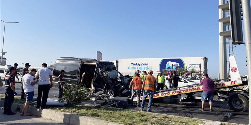 Alanya'da tur minibüsünün tırla çarpışması sonucu 2 kişi öldü, 12 kişi yaralandı