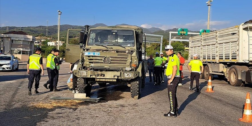 Hatay'da askeri aracın tıra çarpması sonucu 10 asker yaralandı