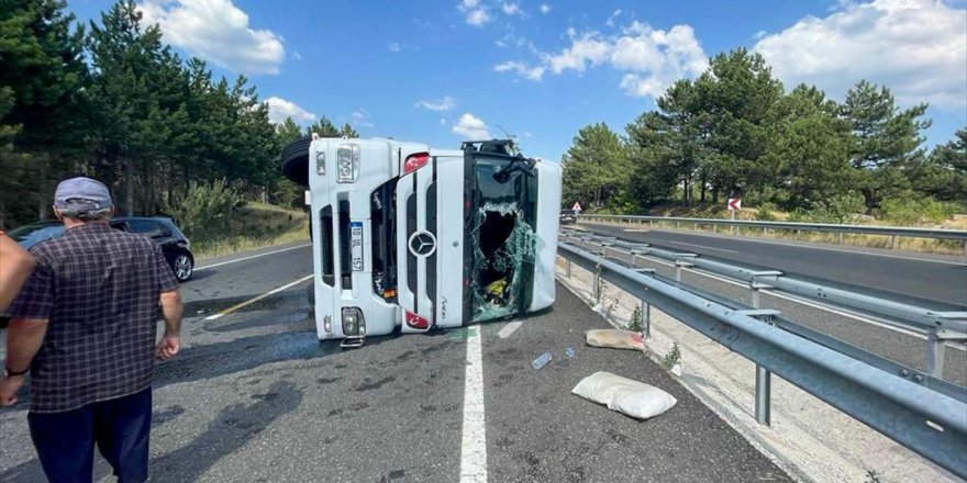 Uşak'ta yem yüklü tır devrildi, sürücü yaralandı