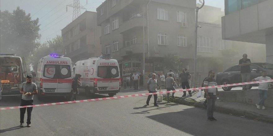 Bayrampaşa'da bir iş merkezinde çıkan yangına itfaiye ekiplerince müdahale ediliyor