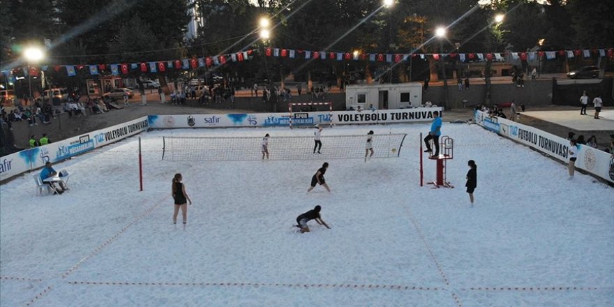 Tuz sahada voleybol maçı yaptılar