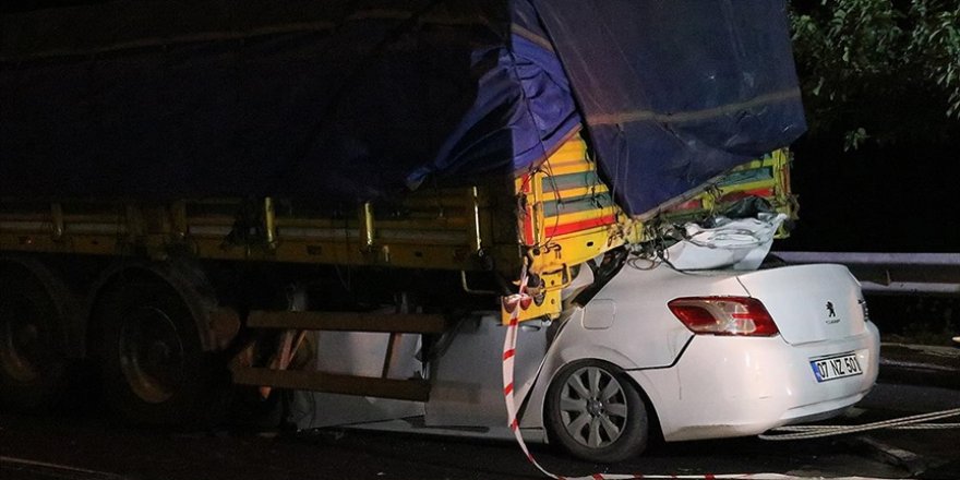 Şanlıurfa'da tıra çarpan otomobildeki 2 kişi hayatını kaybetti