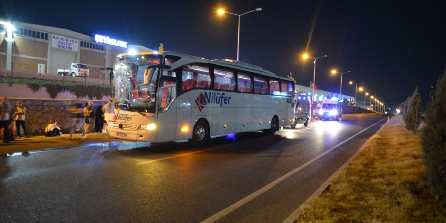 Manisa'da yolcu otobüsünün tıra çarpması sonucu 3 kişi yaralandı