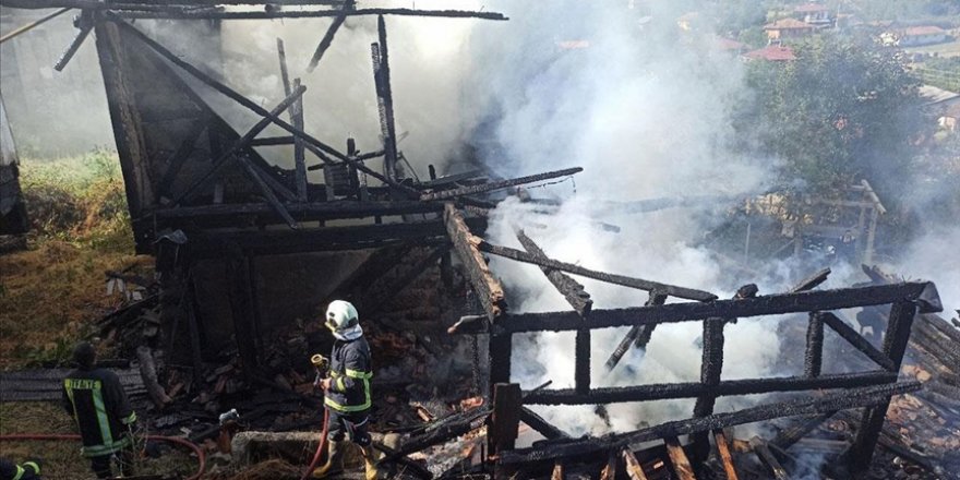 Kastamonu'da çıkan yangında 3 ev zarar gördü