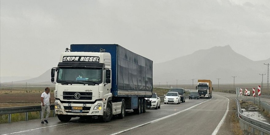 Ağrı'da meydana gelen sel nedeniyle Türkiye-İran kara yolu ulaşıma kapandı