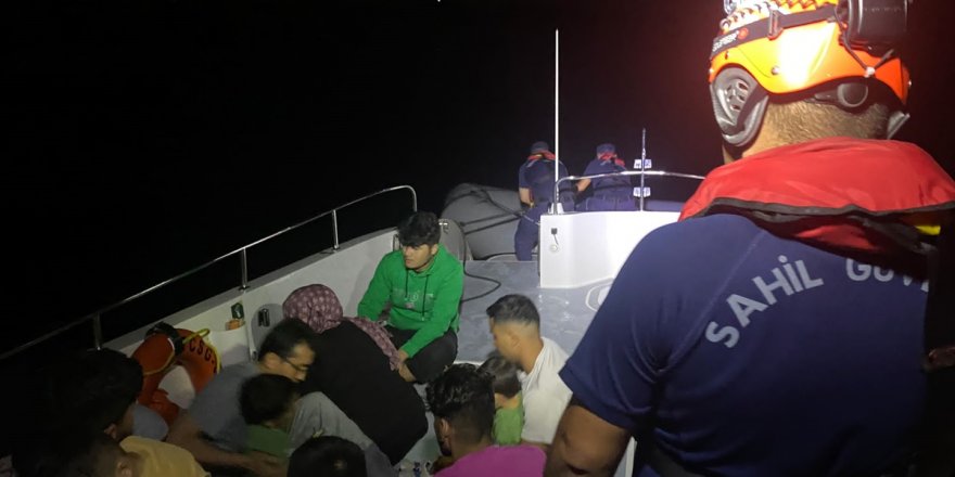 İzmir açıklarında geri itilen 24 düzensiz göçmen kurtarıldı, 41 göçmen yakalandı