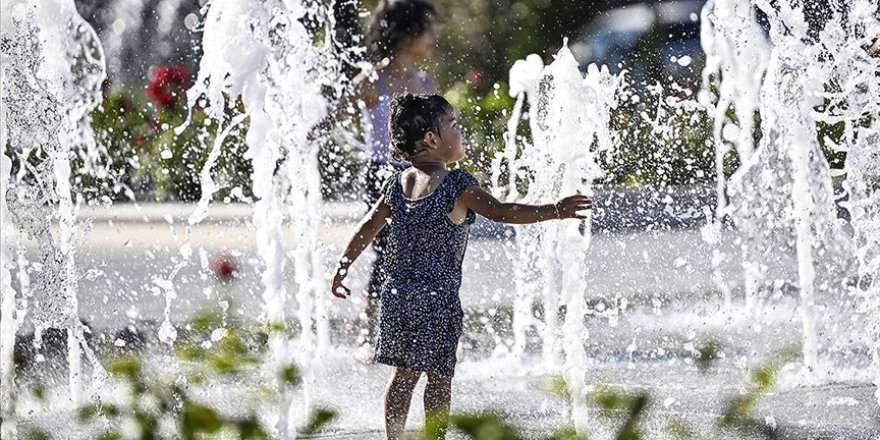 Başkentte sıcak havadan bunalan çocuklar suyla dans etti