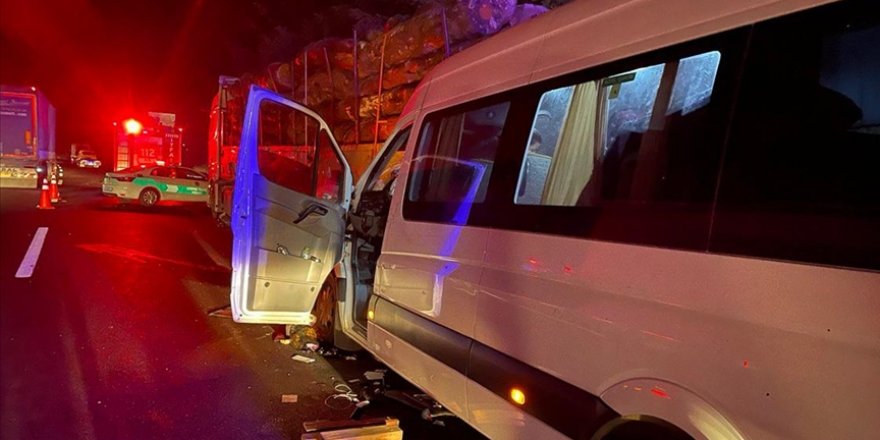 Anadolu Otoyolu'nda tıra çarpan minibüsteki 20 kişi yaralandı 1 kişi öldü
