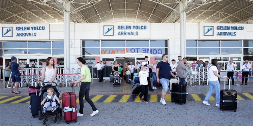 Antalya Havalimanı'nda uçak ve yolcu trafiğinde rekor kırıldı