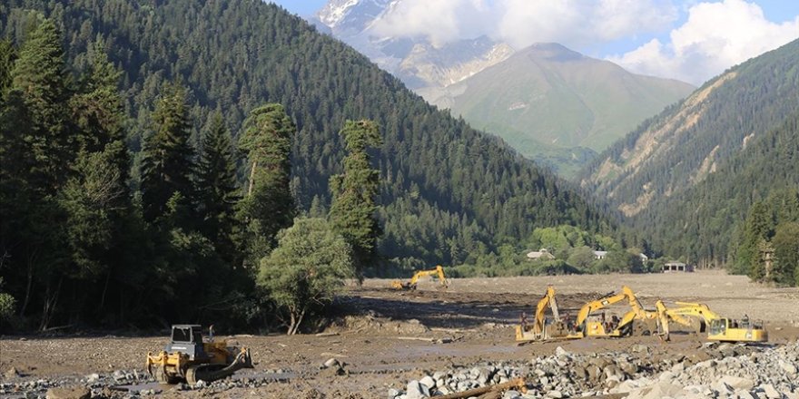 Gürcistan'ın tatil beldesi Şovi'deki heyelan sonrası arama kurtarma çalışmaları sürüyor