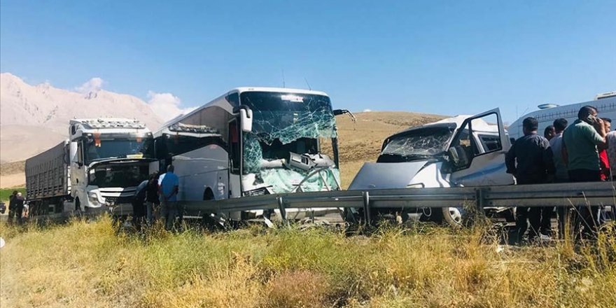 Niğde'de yolcu otobüsüyle hafif ticari araç çarpıştı, 1 kişi hayatını kaybetti, 7 kişi yaralandı