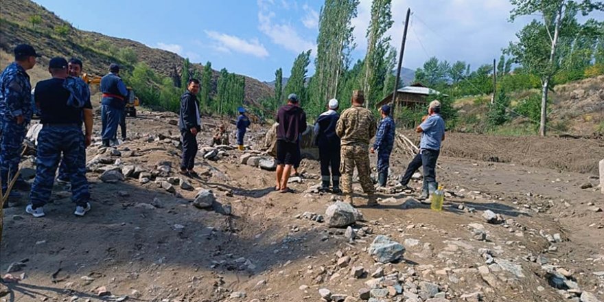 Kırgızistan'ın Issık Göl Bölgesi'ndeki selden 92 köy evi zarar gördü