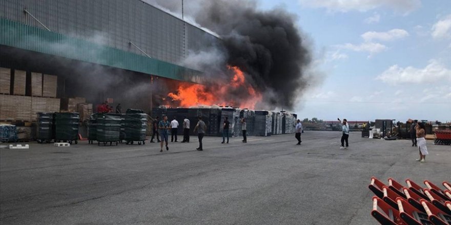 Kocaeli'de zincir marketin deposundaki yangın kontrol altına alındı