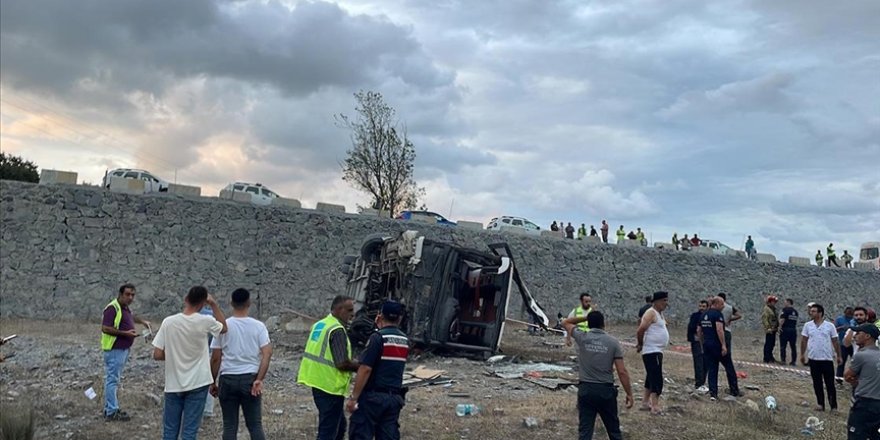 Kemerburgaz'da servis otobüsü köprüden düştü, 27 işçi yaralandı