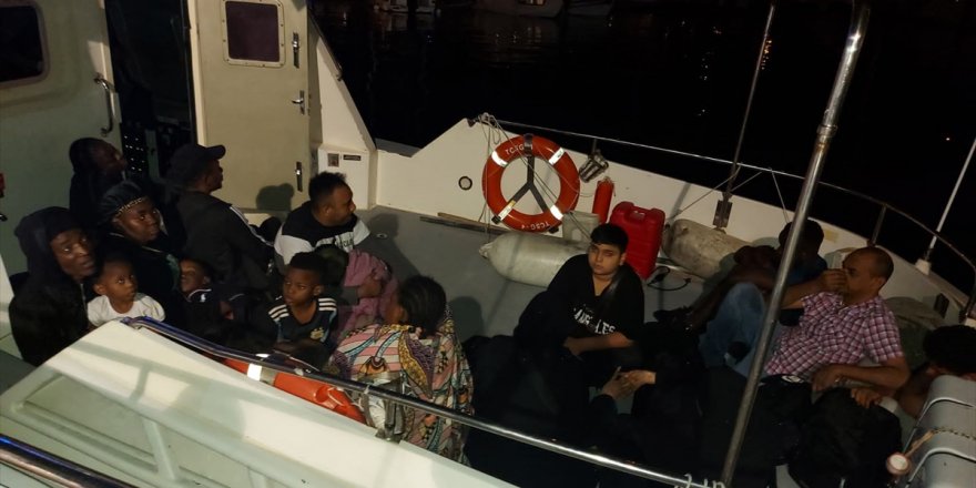 İzmir açıklarında geri itilen 67 düzensiz göçmen kurtarıldı