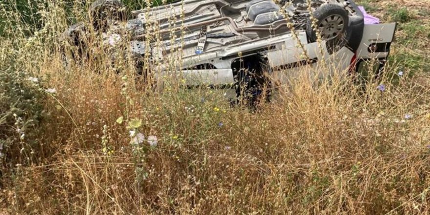 Afyonkarahisar'da hafif ticari araç şarampole devrildi, 1 kişi öldü, 1 kişi yaralandı