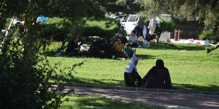 Malatya'da deprem nedeniyle bazı vatandaşlar parklarda sabahladı