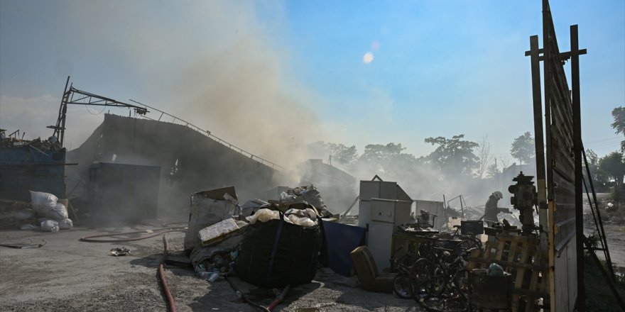 İzmir'de hurdalıkta çıkan yangın söndürüldü