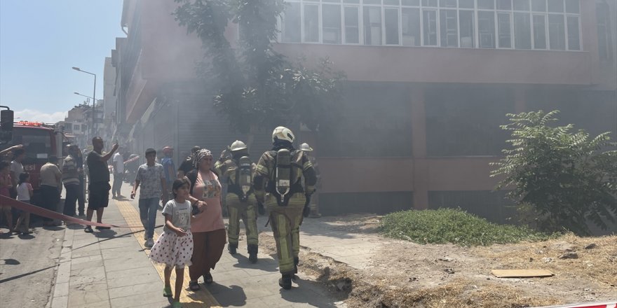 İzmir'de çıkan yangında çanta imalathanesi kullanılamaz hale geldi