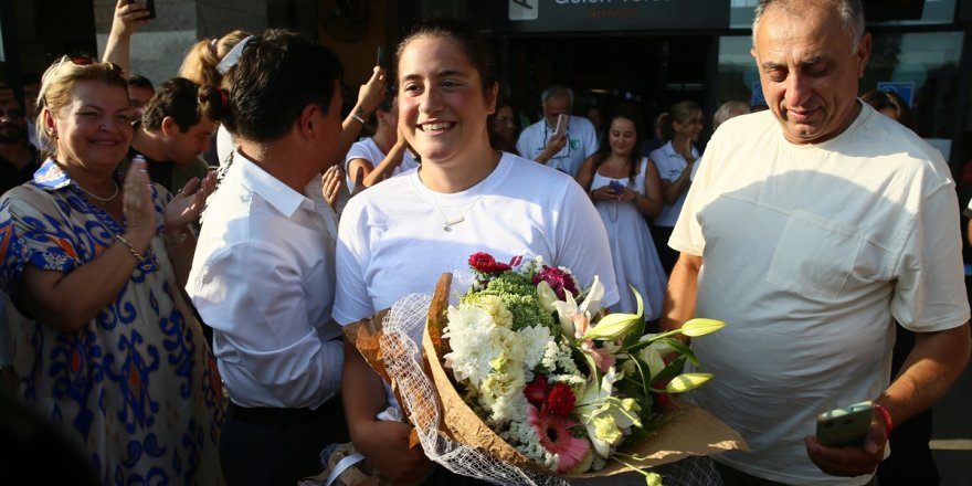 Kuzey Kanalı'nı yüzerek geçen en genç Türk sporcu olan Aysu Türkoğlu, Bodrum'a döndü