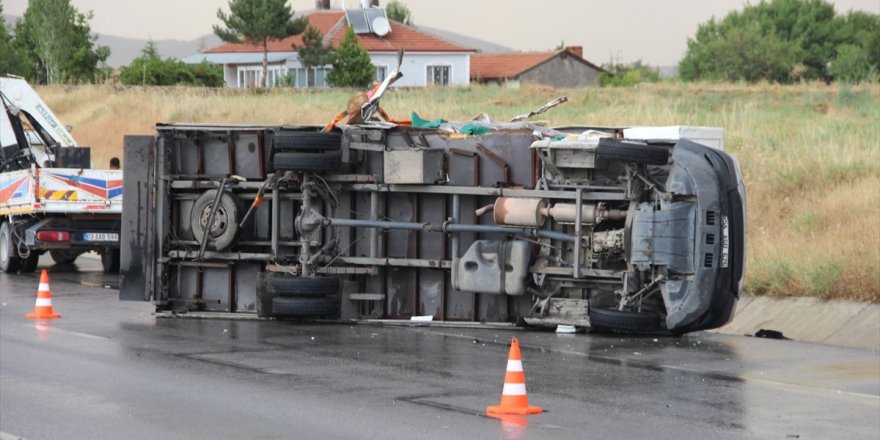 Afyonkarahisar'da midibüs ile kamyonet çarpıştı, 33 kişi yaralandı