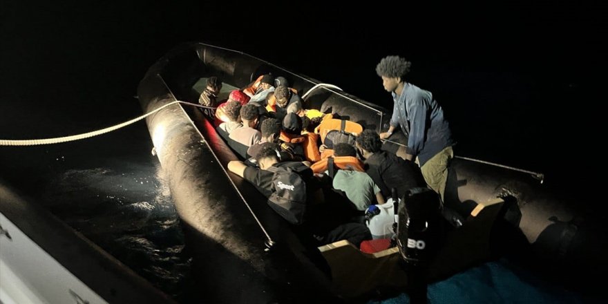 İzmir açıklarında 45 düzensiz göçmen kurtarıldı, 67 göçmen yakalandı
