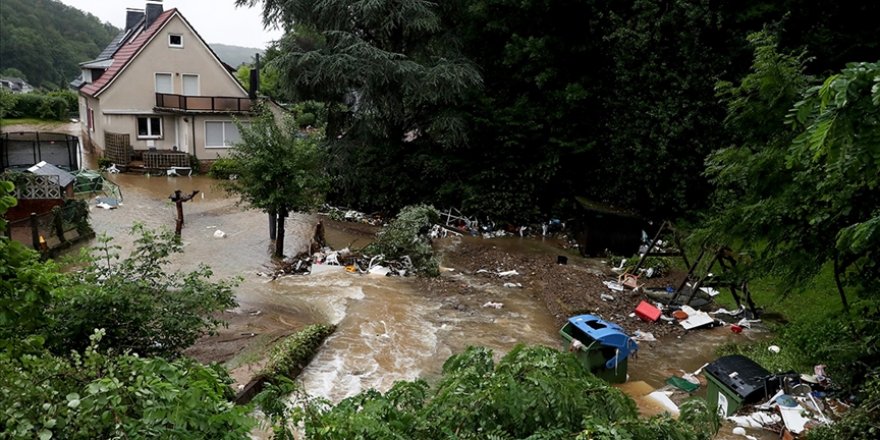 Almanya'nın güneyinde etkili olan şiddetli yağış su baskınlarına yol açtı