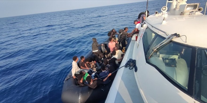 İzmir açıklarında 91 düzensiz göçmen kurtarıldı, 20 düzensiz göçmen yakalandı