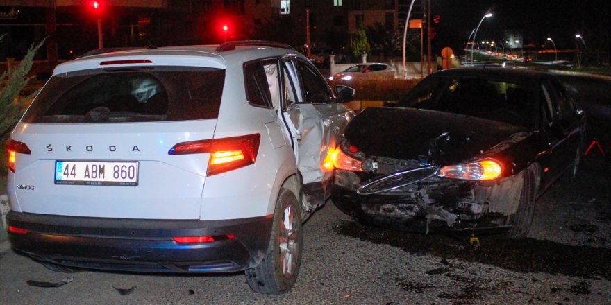 Uşak'ta iki otomobilin çarpıştığı kazada 3'ü çocuk 5 kişi yaralandı