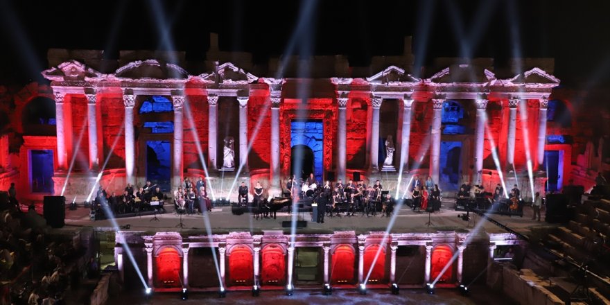 TRT sanatçıları, Pamukkale'deki Hierapolis Antik Tiyatrosu'nda konser verdi