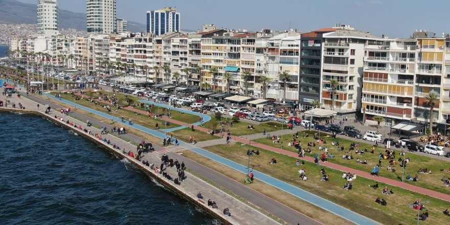 İzmir'de vatandaşlar Kordon'a akın etti, yoğunluk göze çarptı