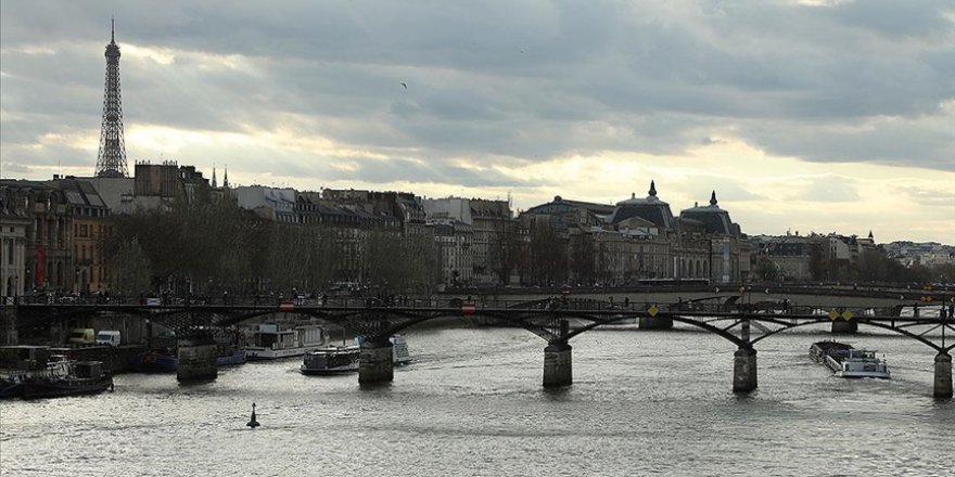 Paris'teki Sen Nehri'nde yapılması planlanan bir yüzme etkinliği daha kirlilik nedeniyle iptal edildi