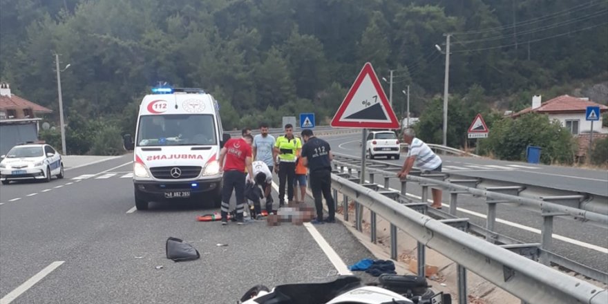 Muğla'da bariyerlere çarpan motosikletin sürücüsü öldü