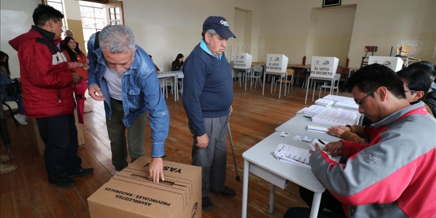 Ekvador'daki seçimlerin ilk sonuçları ikinci tura işaret ediyor