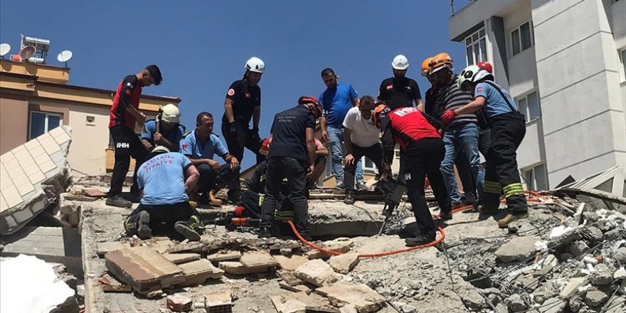 Gaziantep'te yıkım sırasında çöken binanın enkazı altında kalan operatör hayatını kaybetti