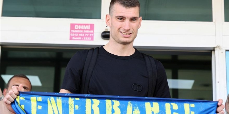 Fenerbahçe'nin transferi için prensipte anlaştığı Dominik Livakovic, İstanbul'a geldi