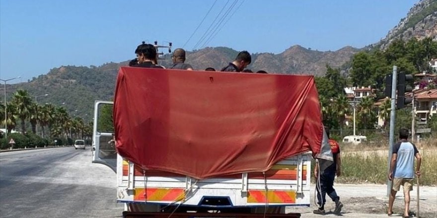 Muğla'da kamyonet kasasında 22 düzensiz göçmen yakalandı