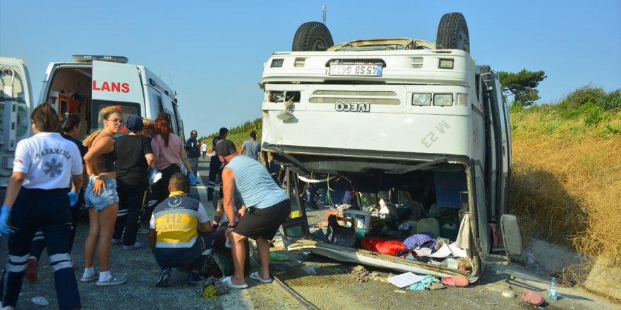 Manisa'da midibüsle otomobilin çarpışması sonucu 20 kişi yaralandı