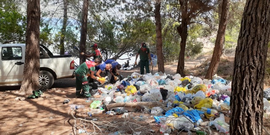 Muğla Akbük Koyu'nda 2 ton çöp toplandı