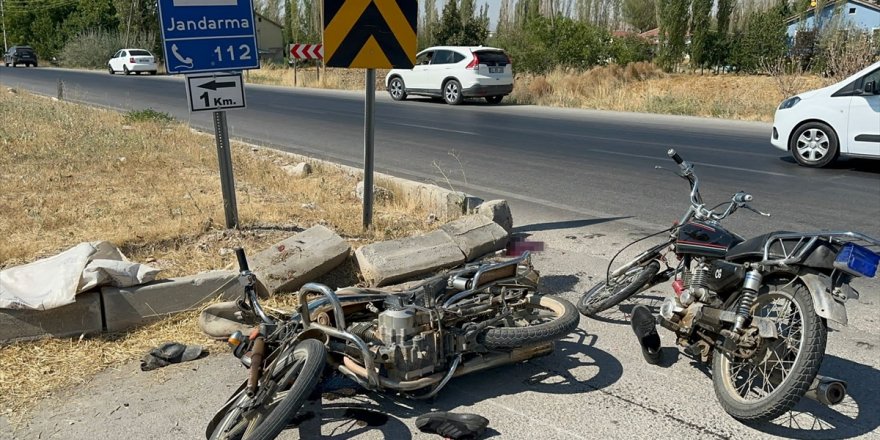 Afyonkarahisar'da iki motosikletin çarpıştığı kazada 1 kişi öldü