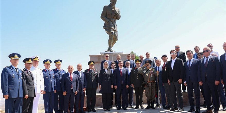 Cumhurbaşkanı Yardımcısı Yılmaz, Başkomutan Mustafa Kemal Anıtı'ndaki törene katıldı