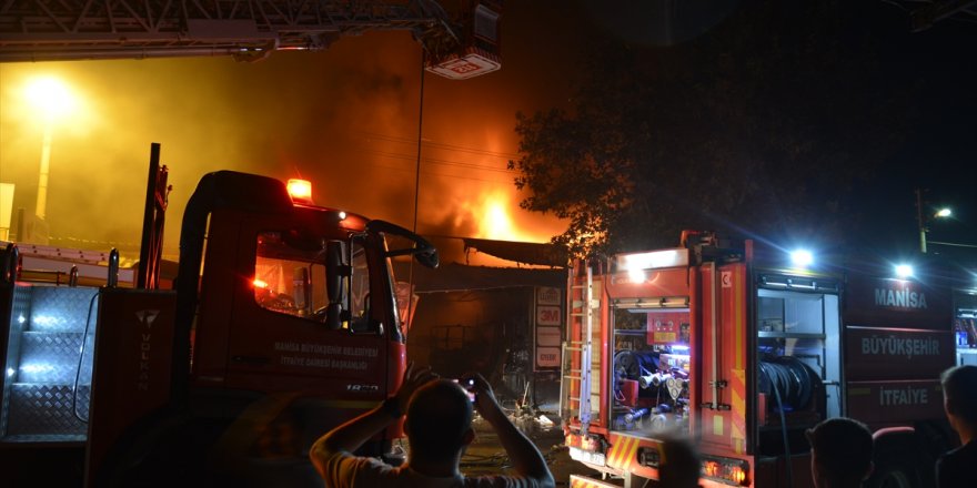 Manisa'da sanayi sitesinde çıkan yangında 2 iş yerinde hasar oluştu