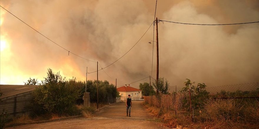 Yunanistan'da yangınların 8'inci gününde tahliyeler sürüyor