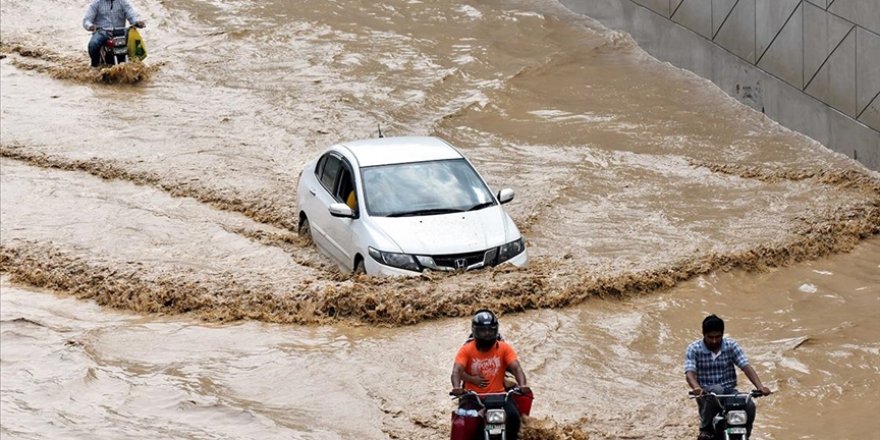 Pakistan'ın kuzeyinde sel tehlikesi nedeniyle 100 binden fazla kişi tahliye edildi